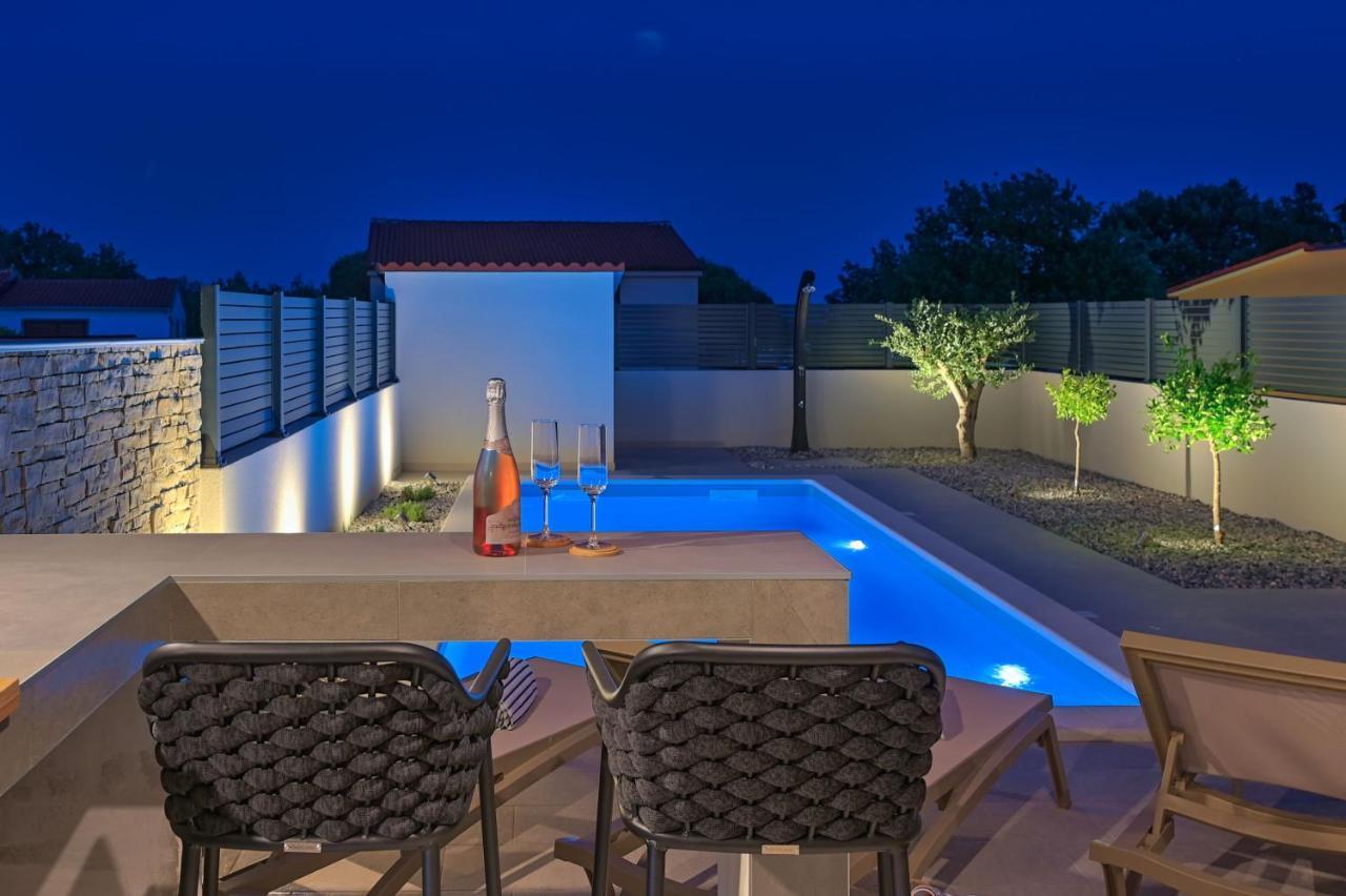 Apartment Zala With Private Pool Ližnjan Екстериор снимка
